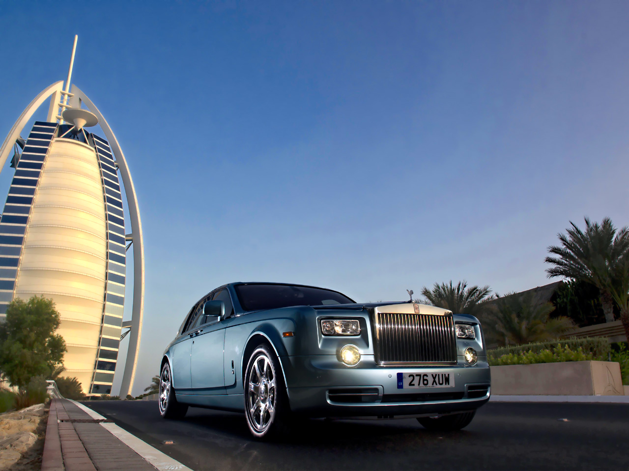 A Perfect Travel Guide For Dubai In Luxurious and Comfortable Cars